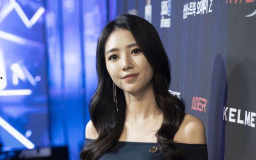 娱乐吃瓜女生主持戴眼镜,眼镜女主播的娱乐吃瓜盛宴